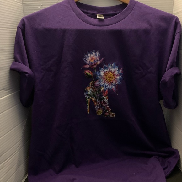 Everyone loves a tee shirt Heels and flowers - Picture 2 of 3